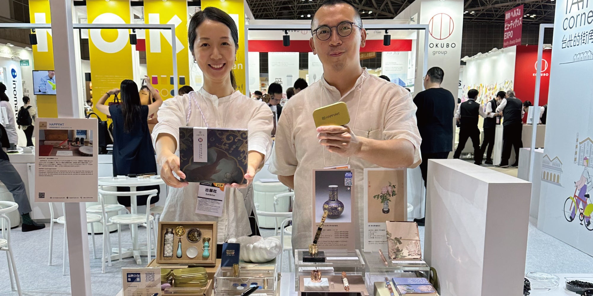 “兩個品牌，兩份期許”
人家說十年創業有成，在ARTEX 在創立品牌的第 11 年，Mike and Terri開始構思將品牌「砍掉重練、一分為二」，於 2020 年末，正式推出全新品牌 HAPPYMT。並同步重整 ARTEX ，期望兩個品牌從此一分為二，往各自不同的目標邁進。
有別於ARTEX主打藝術的多變風格為品牌設計核心，HAPPYMT以客製化為品牌的核心理念，除了筆之外，還有筆記本與火漆章等3大產品線。更多詳情，歡迎至HAPPYMT官網逛逛。